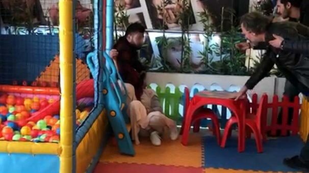 İçeridekiler panikle dışarı koştu! Eşinin başında silah dayayıp...