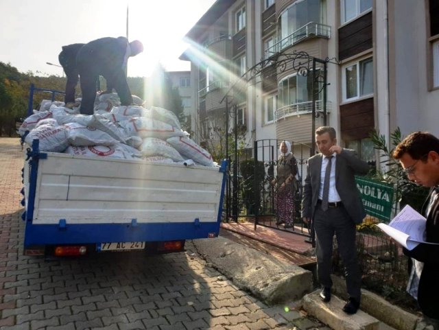 İhtiyaç sahiplerine PTT eliyle kömür yardımı