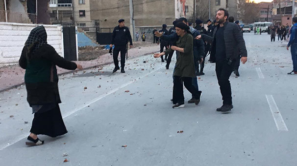 İki aile sokak ortasında birbirine girdi