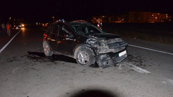 İki araç kafa kafaya çarpıştı: 1 yaralı