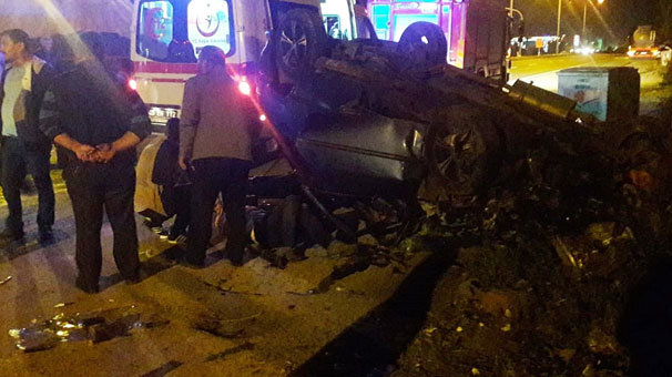 İki araç kafa kafaya çarpıştı: Yaralılar var