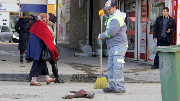 İki ilde şiddetli rüzgar çatıları uçurdu, camları kırdı