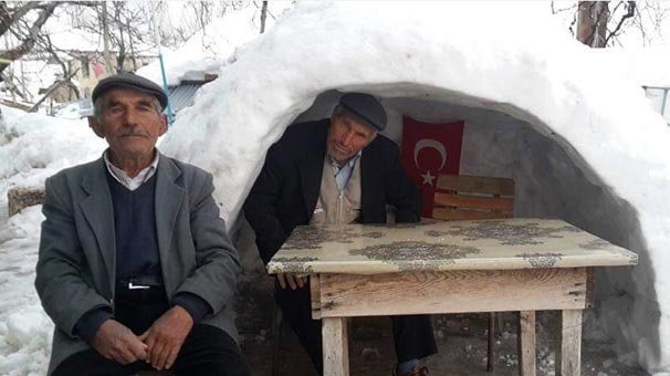 İki kardeş yaptı! Gören önünde fotoğraf çektirdi