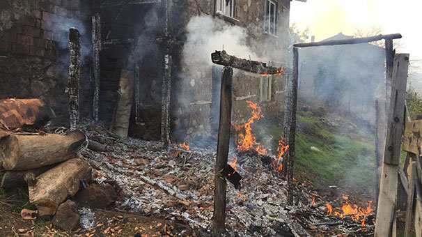 İki katlı ev küle döndü