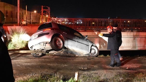 İki köprü arasında asılı kaldı