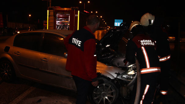 İki otomobil çarpıştı, araçlardan biri alev aldı