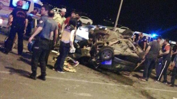 İki otomobil kafa kafaya çarpıştı! Yaralılar var...