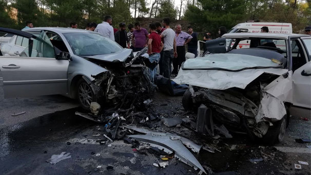 İki otomobil kafa kafaya çarpıştı: Yaralılar var