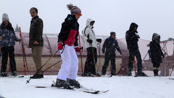 Ilgaz'da tatilcilerin kayak keyfi