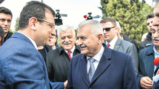 İlk kez el sıkıştılar