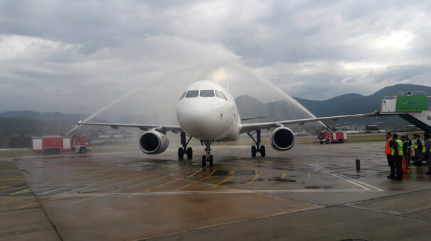 İlk uçak böyle karşılandı!