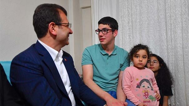 İmamoğlu, iftarda bir vatandaşın evine konuk oldu