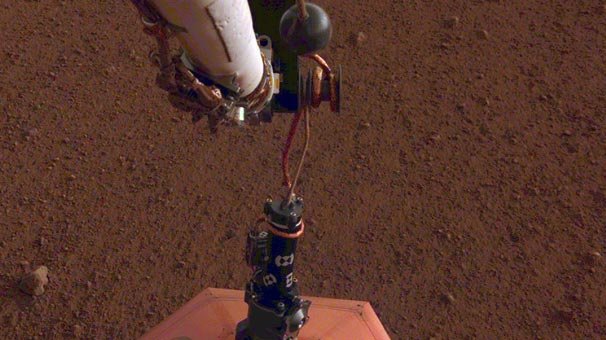 InSight, Mars yüzeyine depremölçer indirdi