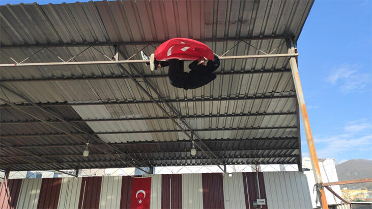 İpi kopan Türk bayrağını düzelten genç: Canım feda