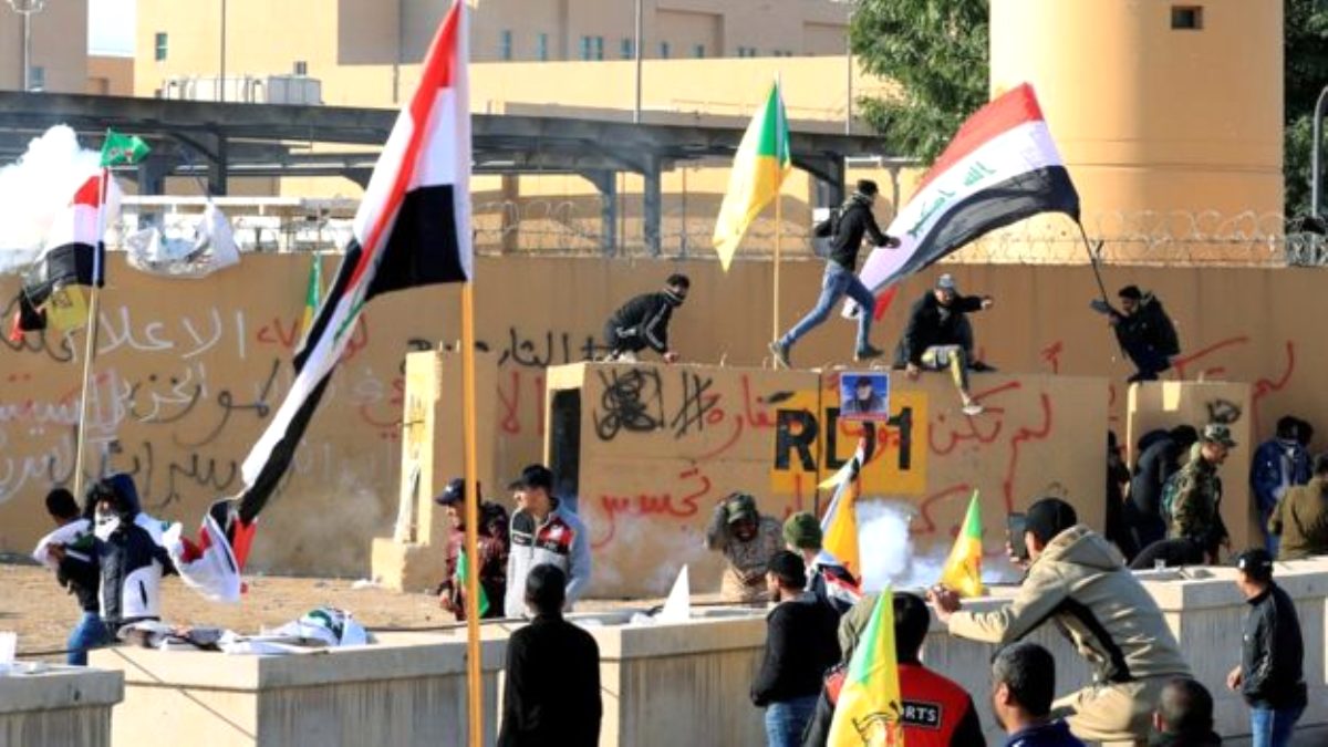 Irak'ta protestocular ABD Büyükelçiliği'nin önünden çekildi