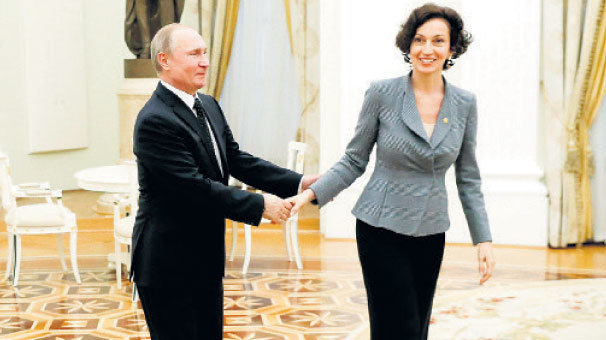 İş birliği sıcaklığı... Elini bırakmadı