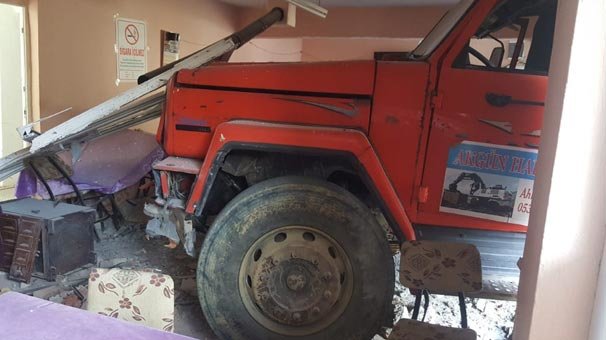 İş makinesi yüklü TIR, kıraathaneye girdi