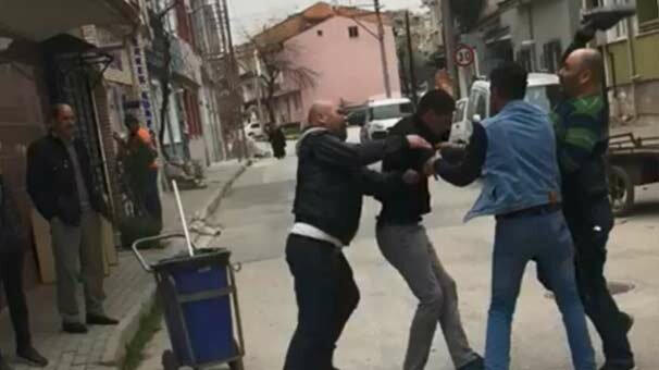 İş yerine tüfekle ateş açan kişiyi dövdüler