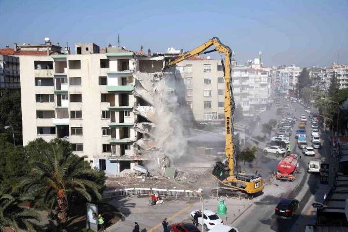 İsmir'deki yatık binalarda ilk yıkım başladı
