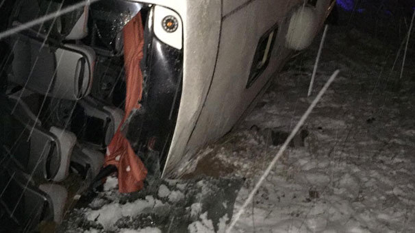 Isparta'da yolcu otobüsü devrildi: 24 yaralı