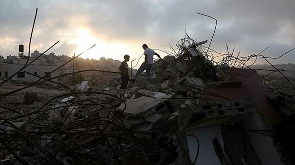 İsrail Filistinli aileye evini kendi elleriyle yıktırdı