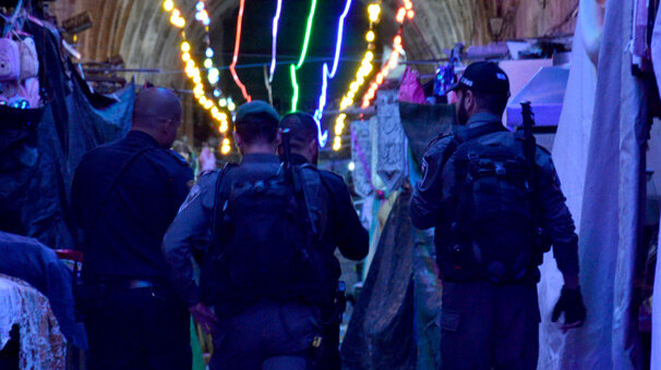 İsrail polisinden Mescid-i Aksa'ya gece baskını