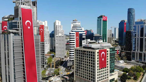 İstanbul kırmızı beyaza büründü