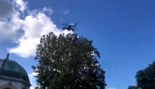 İstanbul polisinden tarihi Sultanahmet Meydanı'nda turistlere drone ile anons