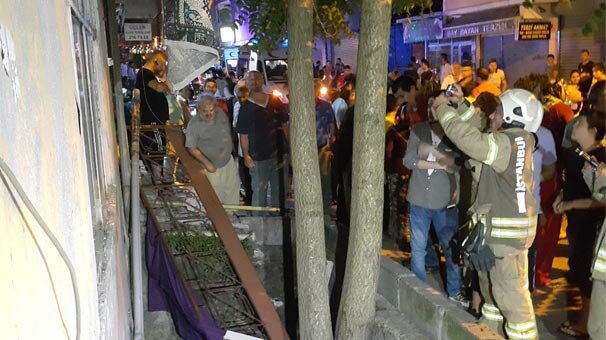İstanbul'da balkon çöktü! Yaralılar var...