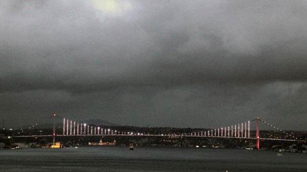 İstanbul'da gökyüzünü kara bulutlar kapladı!