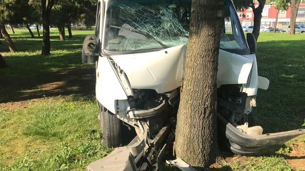 İstanbul'da servis aracı ağaca çarptı! Yaralılar var...