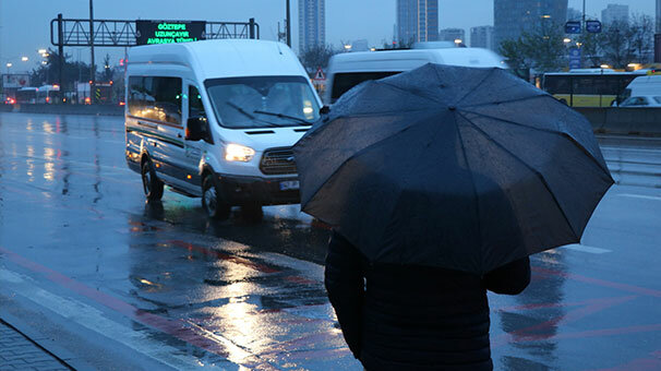 İstanbullular güne yağmur ile uyandı