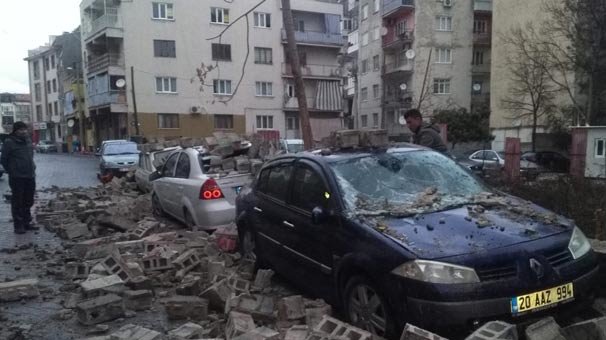 İstinat duvarı park halindeki otomobillerin üzerine yıkıldı