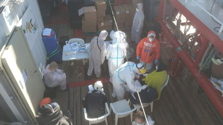 İtalya, Akdeniz'de kurtarılan 422 göçmene günler sonra liman açtı