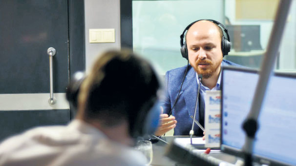 İtalyanca şarkı söyledi