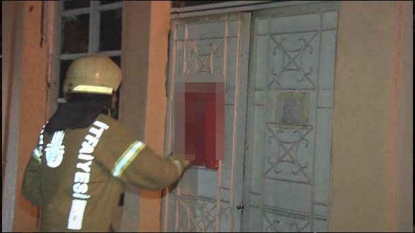 İtfaiye eri fark edince hemen cebine koydu!