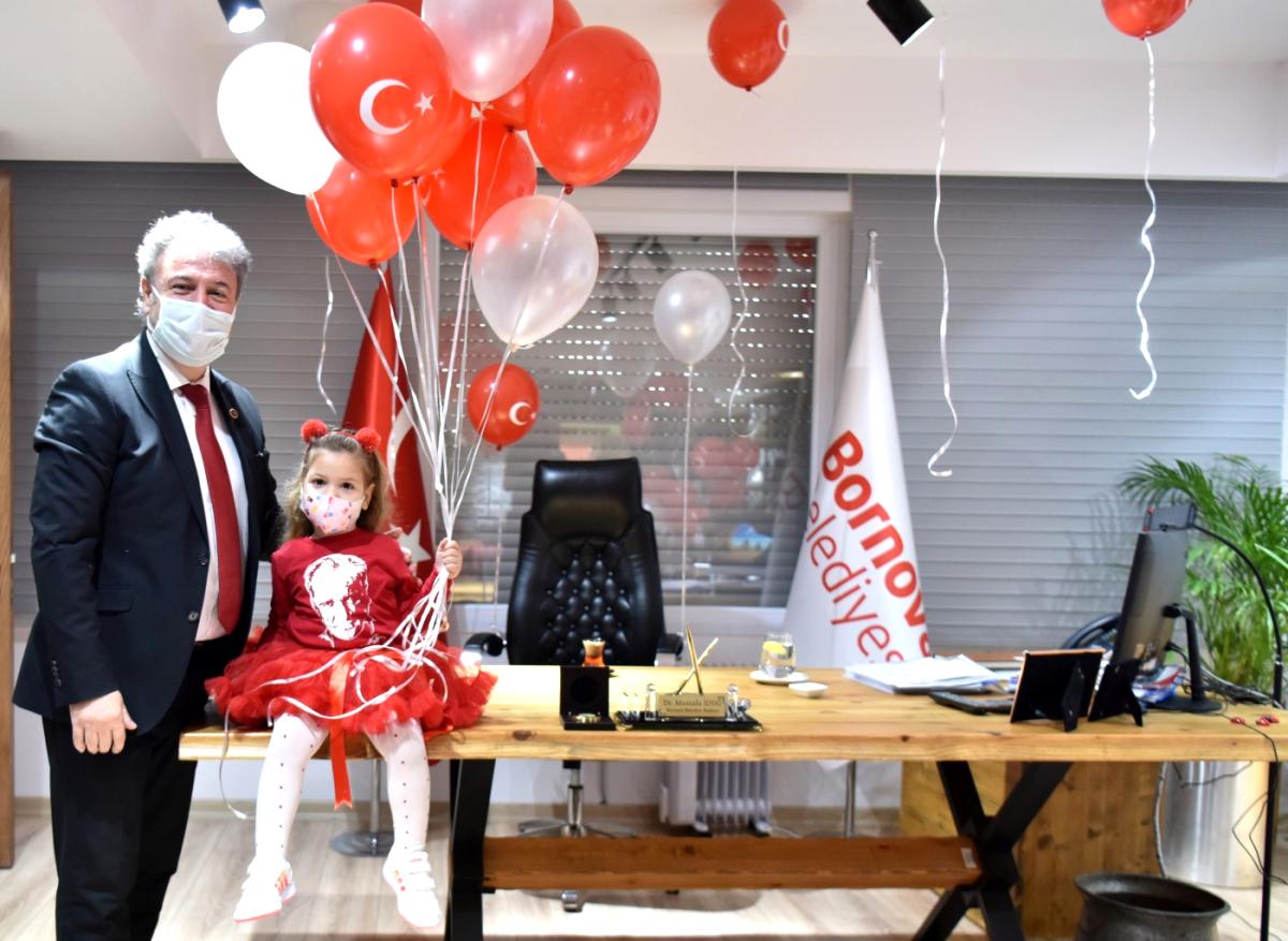 İzmir depreminin mucize bebeği Ayda, Bornova'da başkanlık koltuğuna oturdu