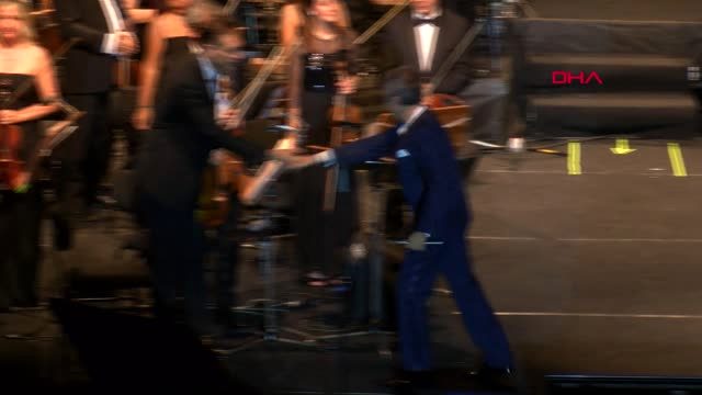 İZMİR Ünlü tenor Mario Frangoulis Çeşme'de müzik şöleni yaşattı