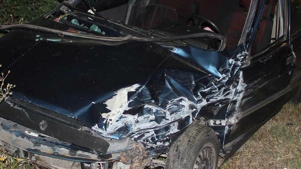 İzmir'de 2 otomobil çarpıştı! Yaralılar var...