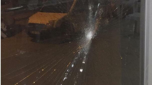 İzmir'de AK Parti'nin seçim ofisine taşlı saldırı