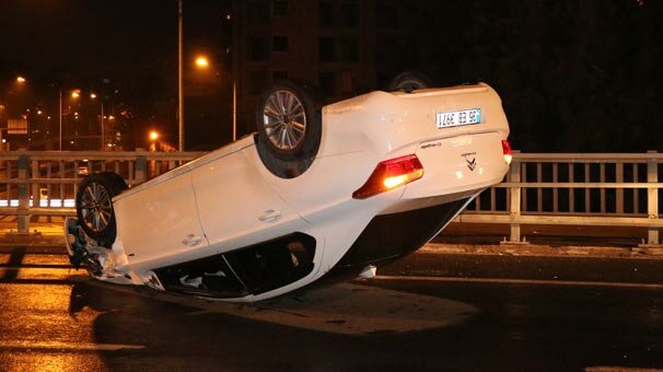 İzmir'de kaza yapan sürücü otomobili bırakıp kaçtı
