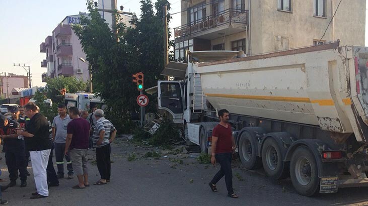 İzmir'de korkunç kaza! Hafriyat kamyonu kahveye daldı...