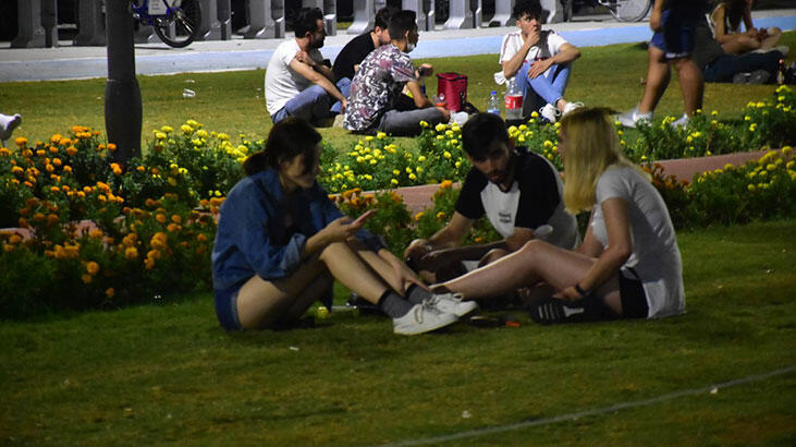 İzmir'de sosyal mesafe unutuldu! Akın ettiler