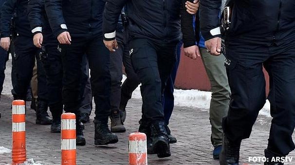 İzmir'de terör örgütü PKK şüphelisi 13 kişi yakalandı