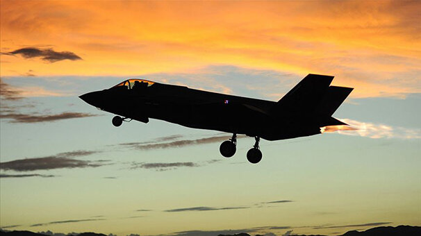 Japon savaş uçağı radarda kayboldu