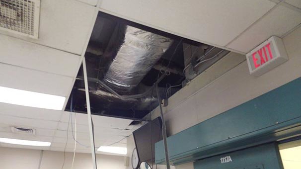 Kaçmaya çalıştığı havalandırma tüneli çöktü, polislerin arasına düştü