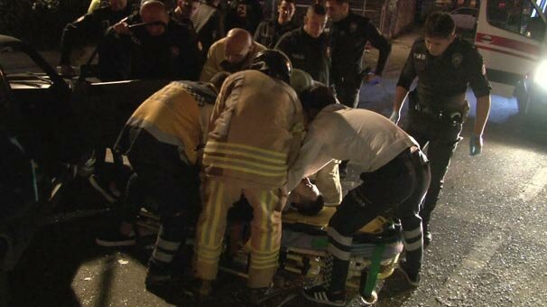 Kadıköy'de otomobil ağaca çarptı! Yaralılar var...