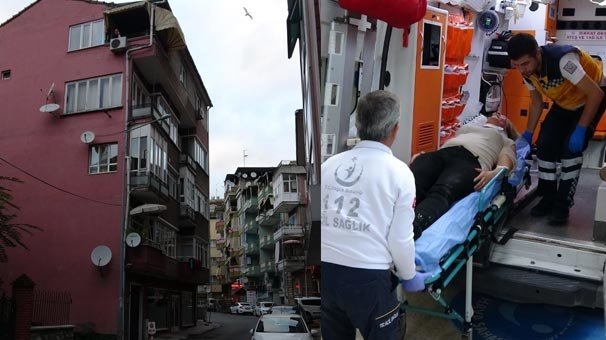 Kadın, kendini boşluğa bıraktı! Kocası eşine yardım edenlere saldırdı...