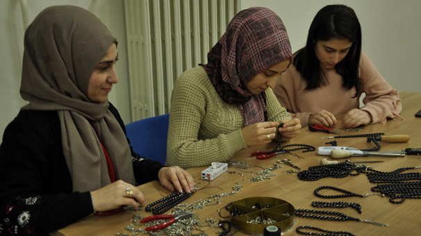 Kadınların Oltu taşından ürettiği gümüş işlemeli tespihlere ilgi