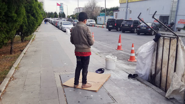 Kağıt toplayan çocuğun görüntüleri duygulandırdı